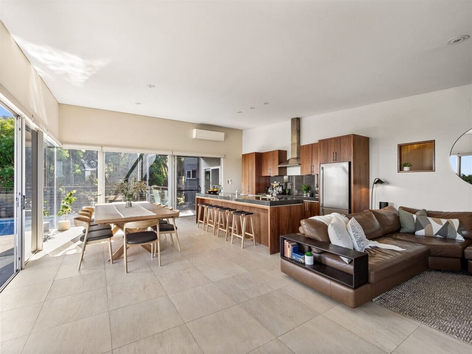 Dining area, Reverser-cycle Air-conditioning and Kitchen