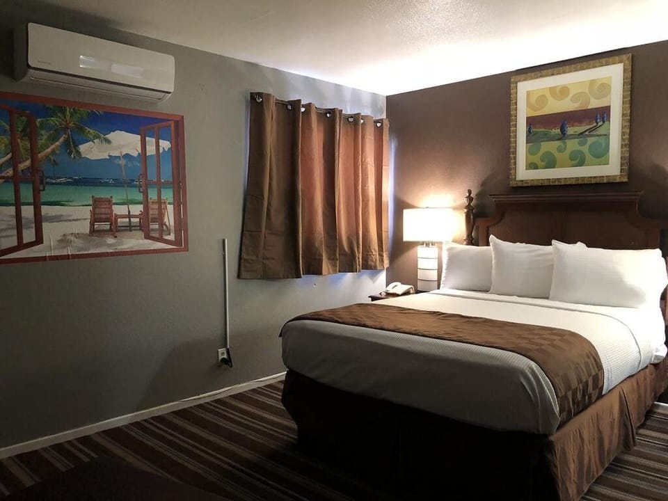 Unit with 1 Queen bed. Exact unit will be assigned upon arrival.