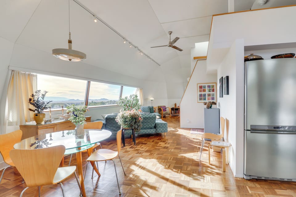 Dining Area | Dishware/Flatware Provided