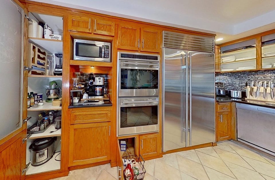Fully equipped kitchen with a slow cooker, blender, cake mixer, and more.