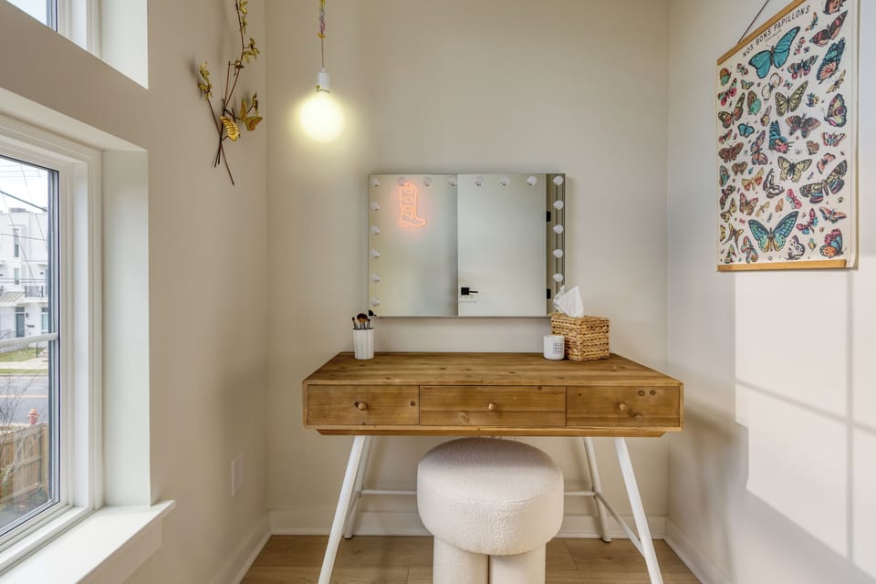 Desk/vanity space.