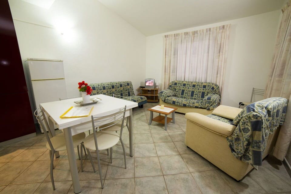 Autumn, Dining Room, Living Room, Spring, Summer, Winter