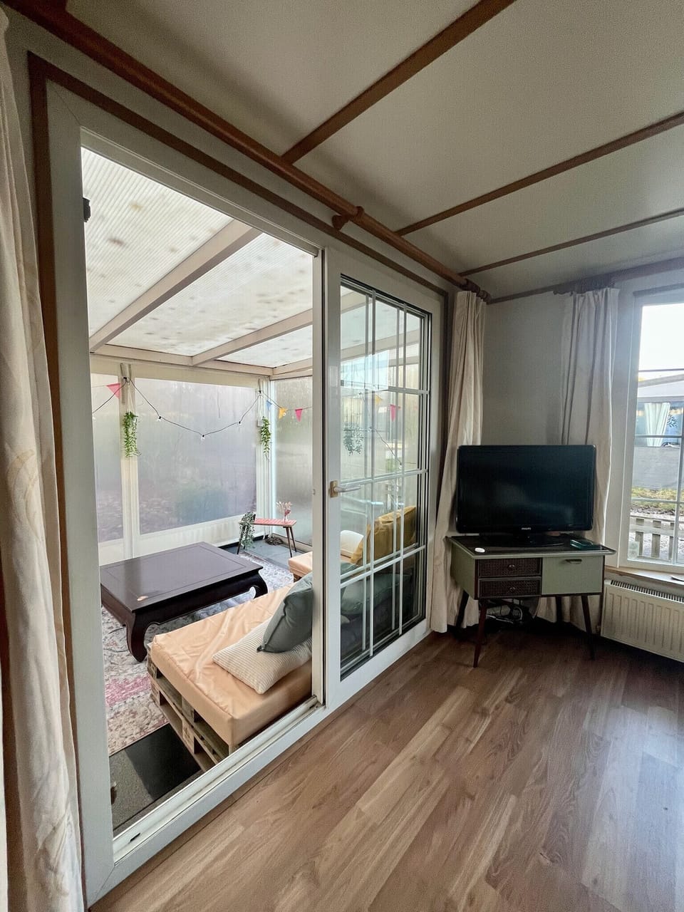 Living room, view of the canopy, TV