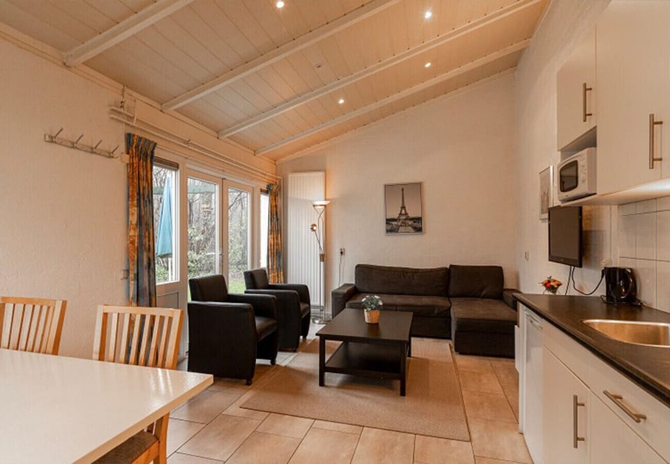 Bungalowpark Simpelveld - Schakel 5 EEZZ Living room kitchen dining table
