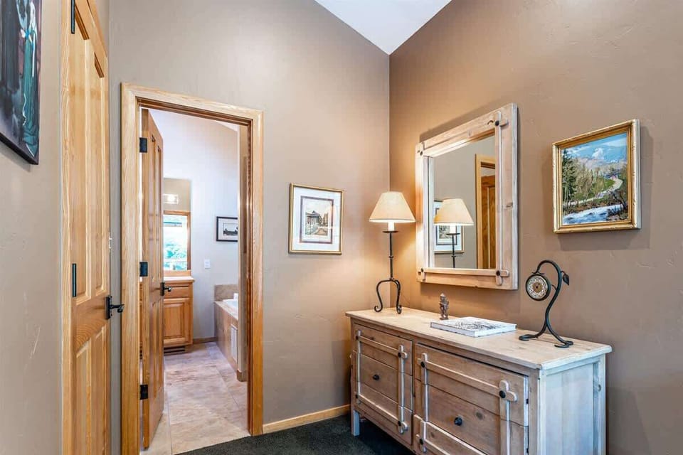 Walk in Closet, Commode