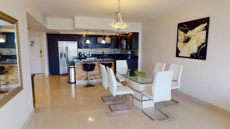 Dining Table with six chairs - Large apartment ! 1050 sqft's ! 