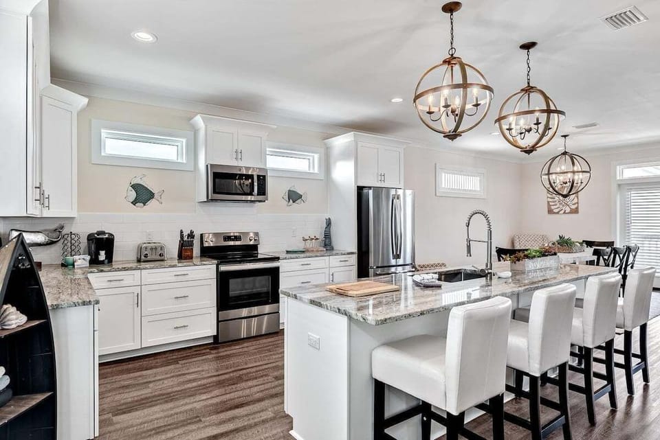 Full kitchen with breakfast bar and all the cooking essentials