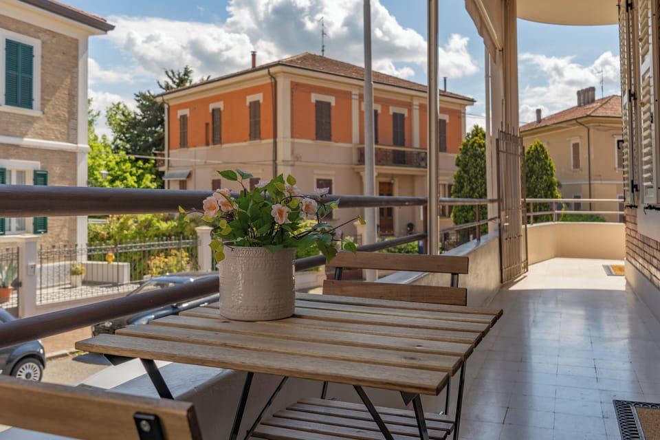 portico all'ingresso dell'appartamento con tende da sole regolabili