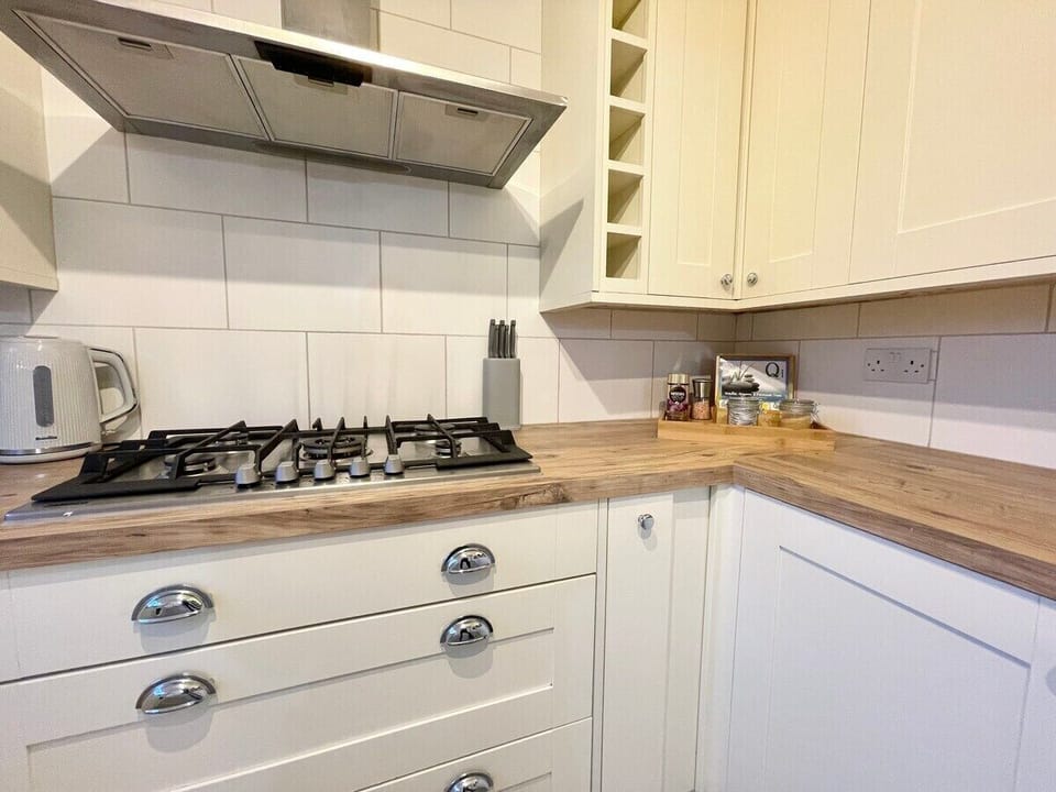 Fully equipped kitchen with welcome tray

For more information, or to discuss rates contact:
Bellaire Stays
E: chantelle@bellairestays.co.uk
M: +44 (0) 7484312887