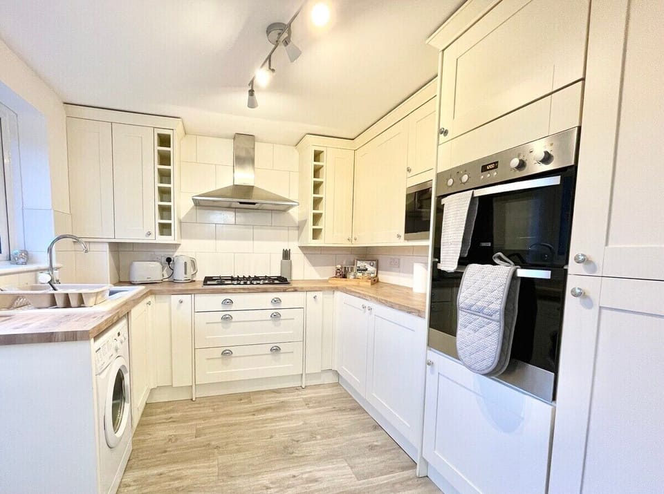 Large double room 

For more information, or to discuss rates contact:
Bellaire Stays
E: chantelle@bellairestays.co.uk
M: +44 (0) 7484312887