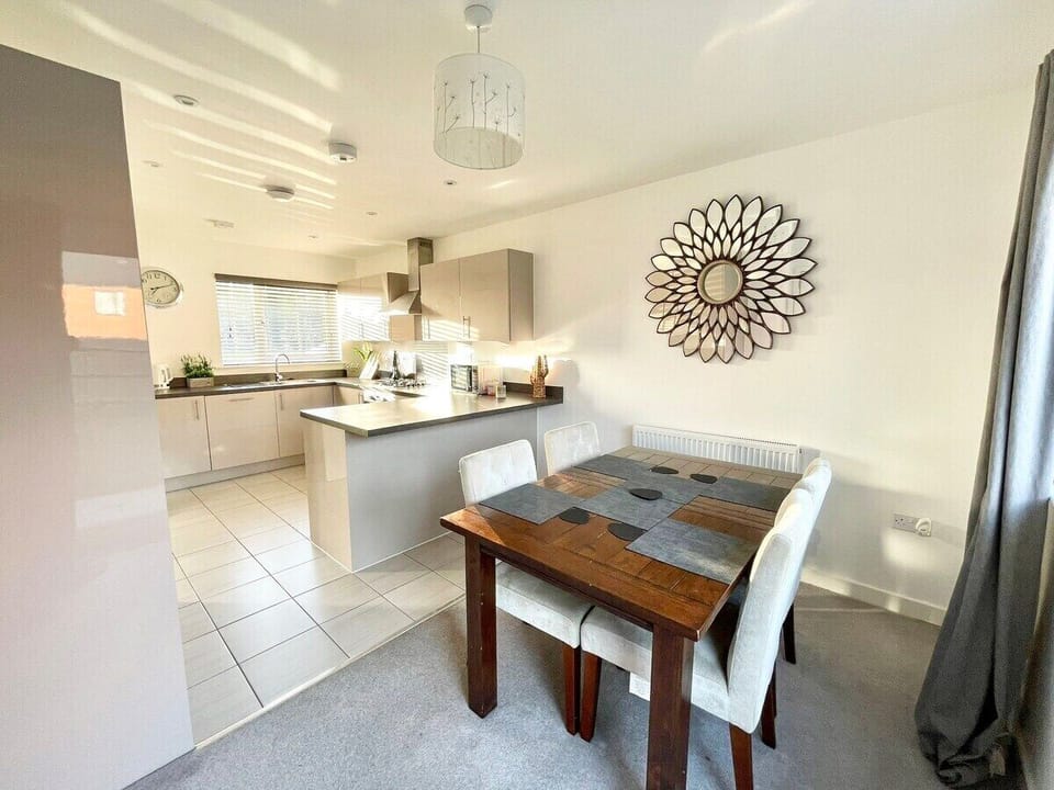 Large spacious kitchen and dining area. 

For more information, or to discuss rates contact:
Bellaire Stays
E: chantelle@bellairestays.co.uk
M: +44 (0) 1233427815