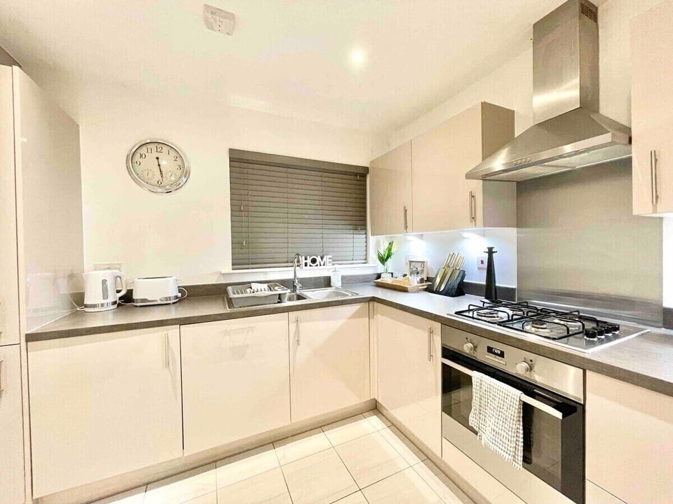 Spacious kitchen and dining area. 

Bellaire Stays
E: chantelle@bellairestays.co.uk
M: +44 (0) 1233427815