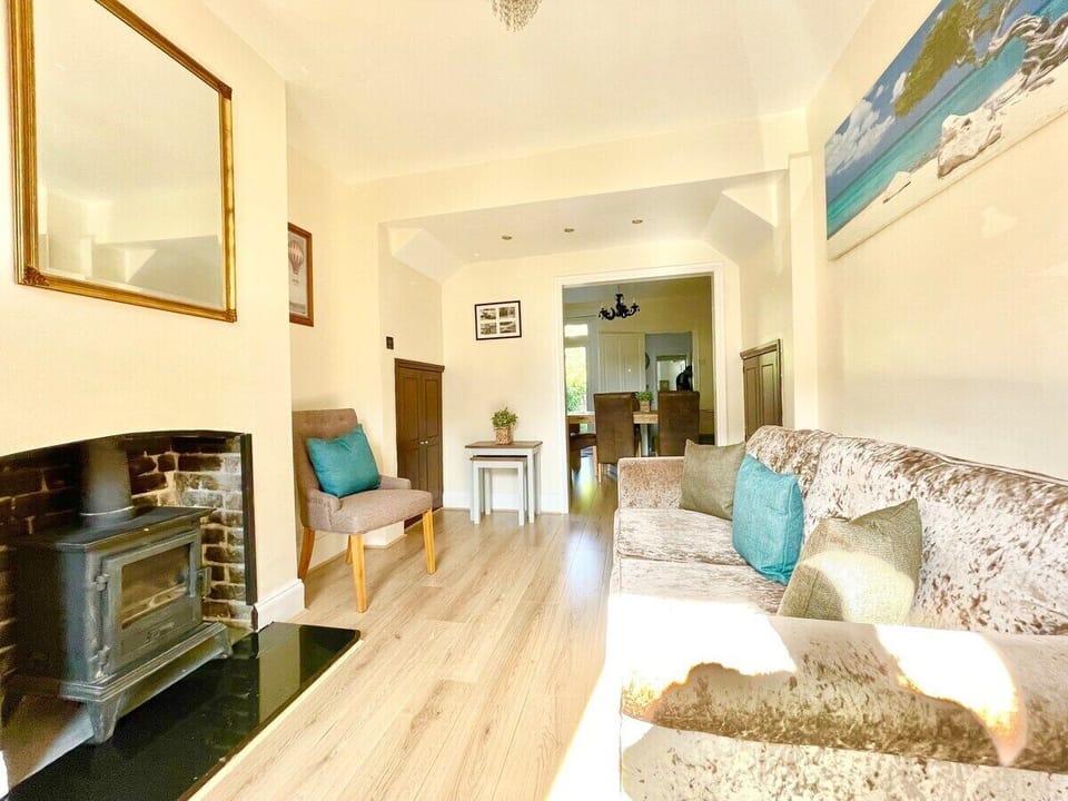 Cosy living and dining area. 

Bellaire Stays
E: bookings@bellairestays.co.uk
D: +44 (0) 1233427815
