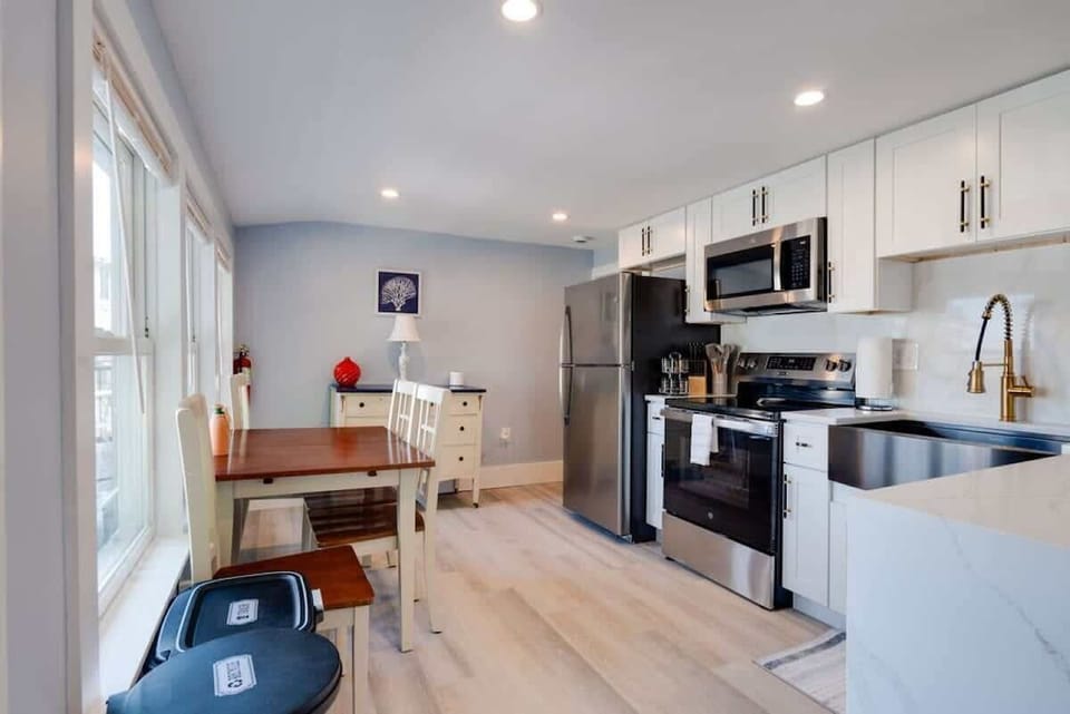 Modern kitchen with a stylish dining table, perfect for enjoying meals and gathering with family and friends.