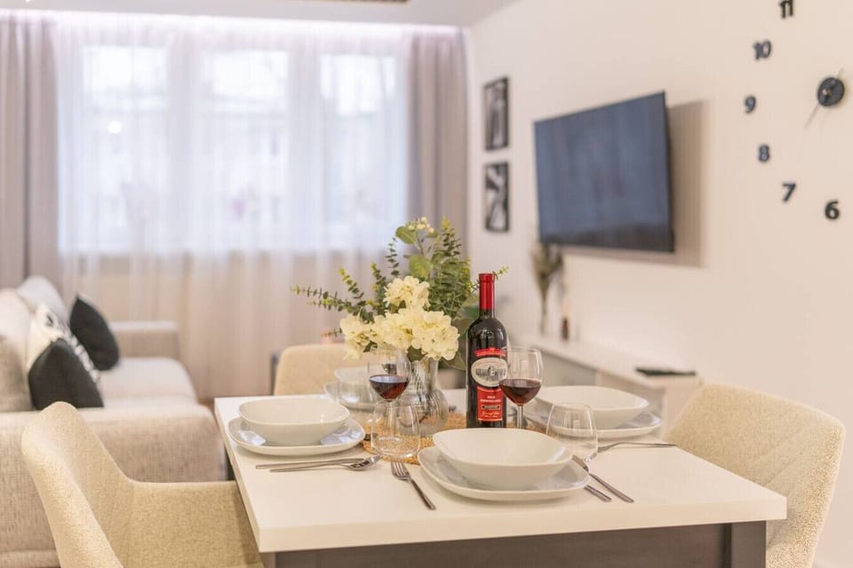 Living room with a Big TV with Smart TV | Book Now with RENTUJEMY.COM