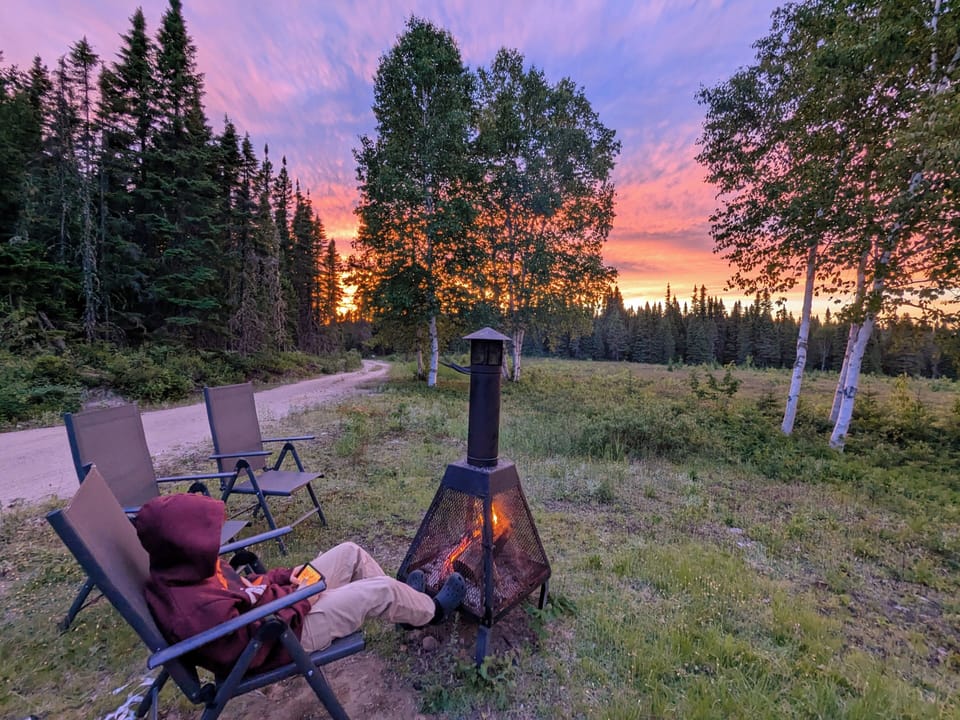 Le foyer extérieur au coucher du soleil