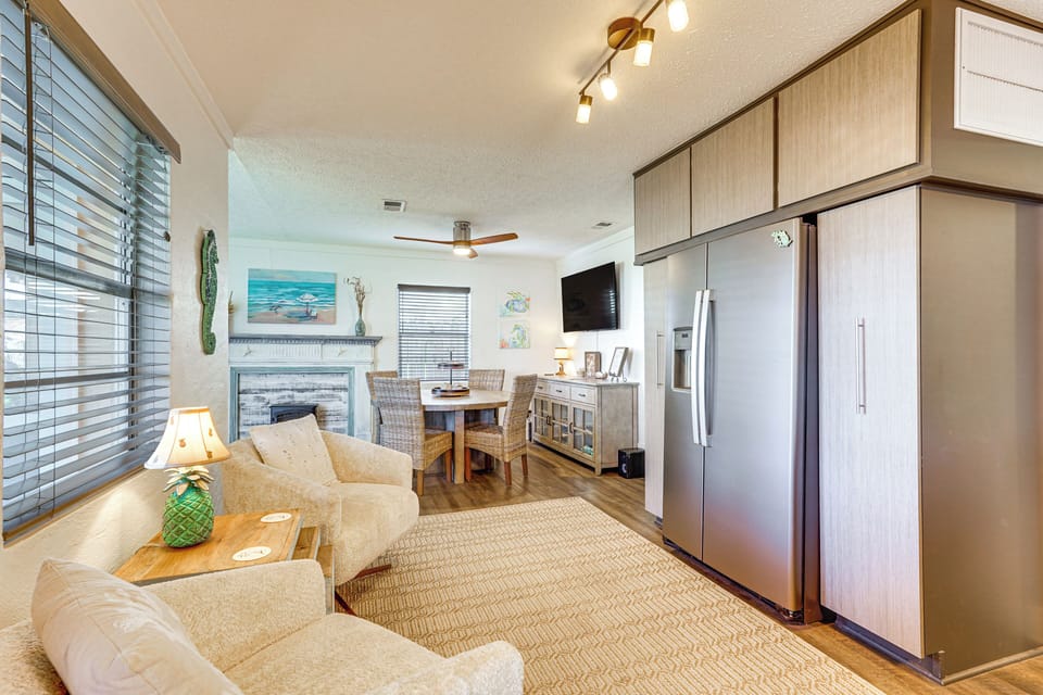 Dining/Sitting Area | Open Floor Plan | Central A/C & Heating