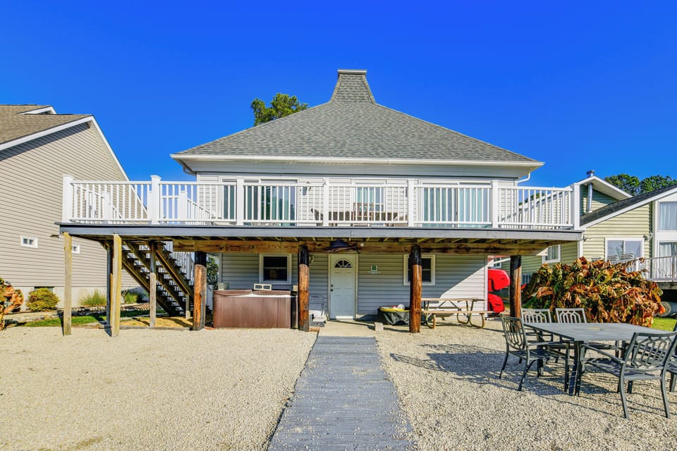 Patio | Hot Tub (Not Available in Winter) | Outdoor Dining Area