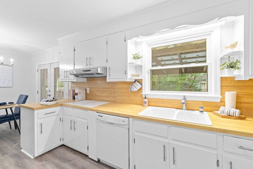 Full Kitchen with Appliances