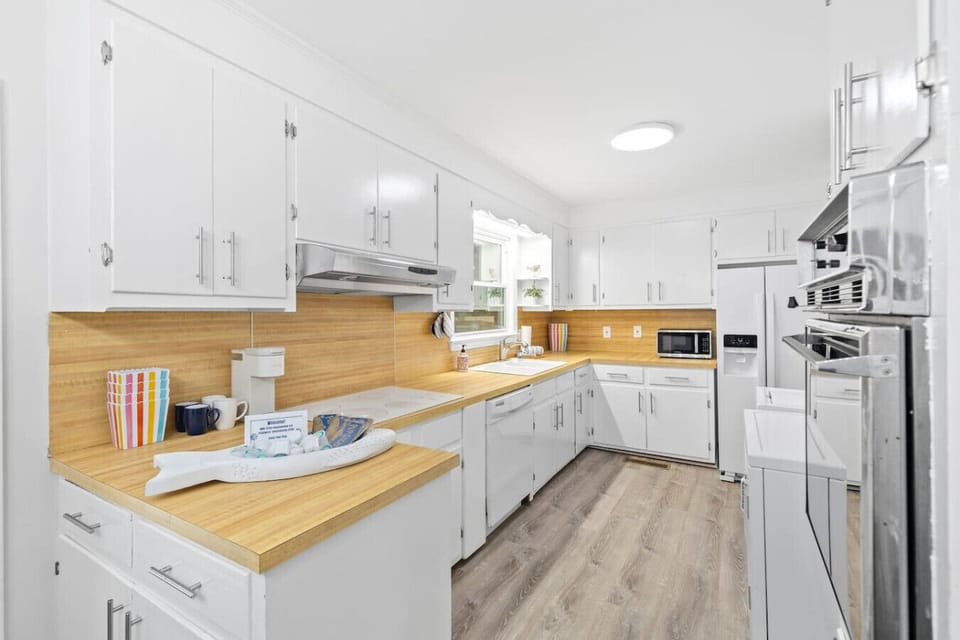 Full Kitchen with Appliances