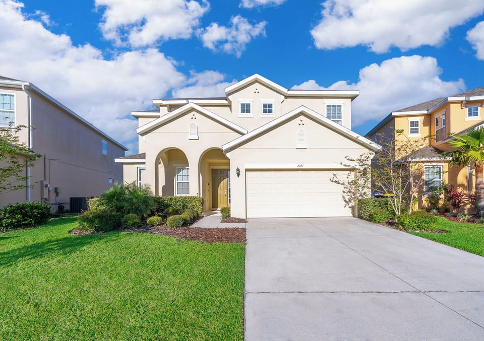 Floridian Hideaway, 6 Bedroom, 5 Bath, 3500 Sq Ft Luxury Villa in Providence