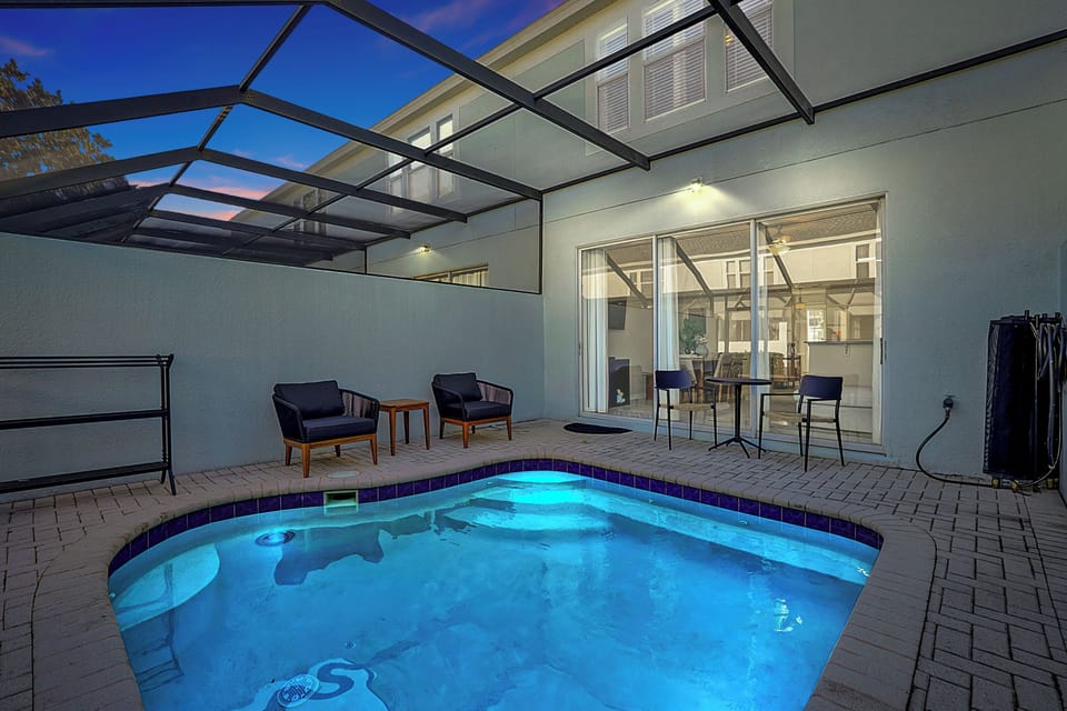 Private splash pool (3 to 5 ft deep)