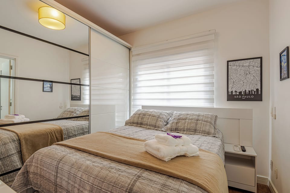Cama Casal com Armário Espaçoso ao fundo