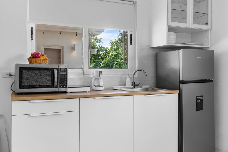 Cozy Studio  Great Location  Pool  Walk 2 Beach (25070)