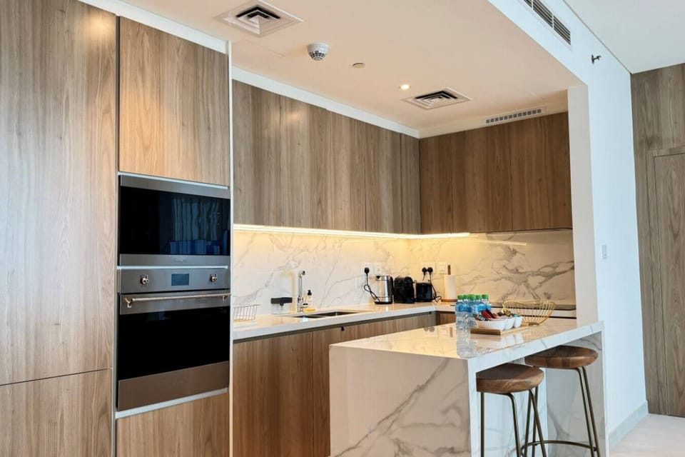 A stylish, fully-equipped kitchen that combines luxury and functionality for the ultimate cooking experience.