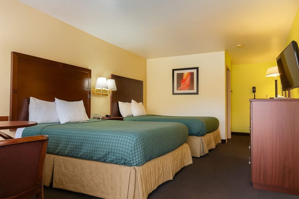 Unit with 2 Queen beds. Exact unit will be assigned upon arrival. Views, colors, and decor may vary.