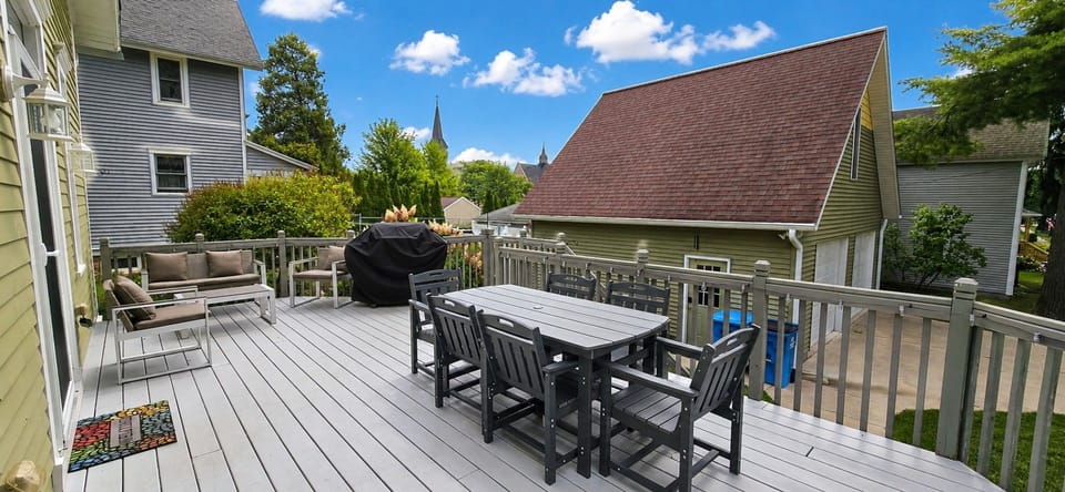 Deck 1 545 Maple St