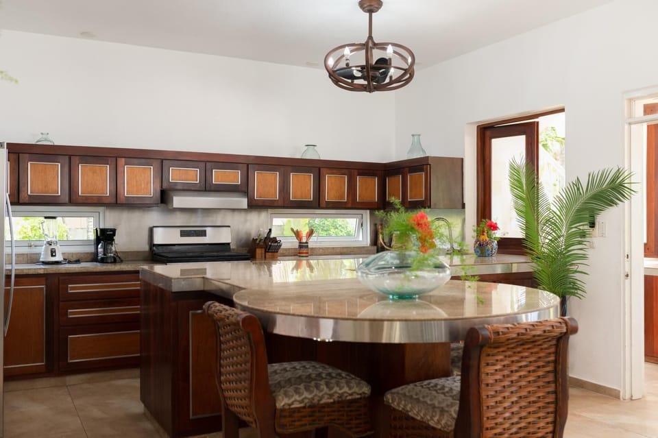 Mesmerizing ocean-front villa with sea-side jacuzzi and fire pit (4862)