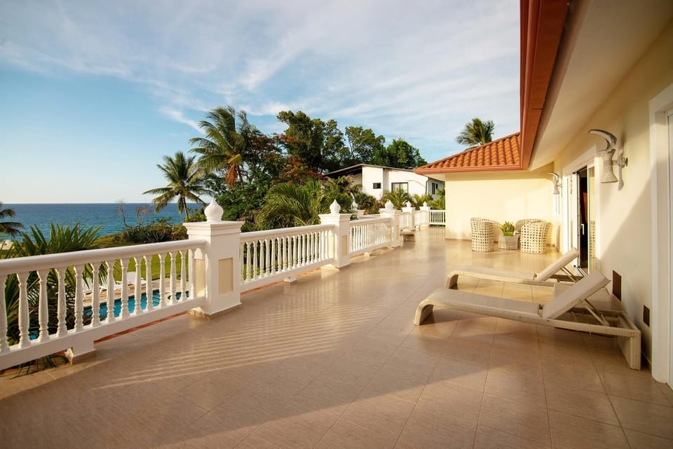 Mesmerizing ocean-front villa with sea-side jacuzzi and fire pit (4880)