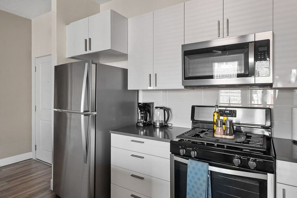 Fully stocked kitchen with all that you need. Pots, pans, bakeware, salt +pepper, and olive oil!!