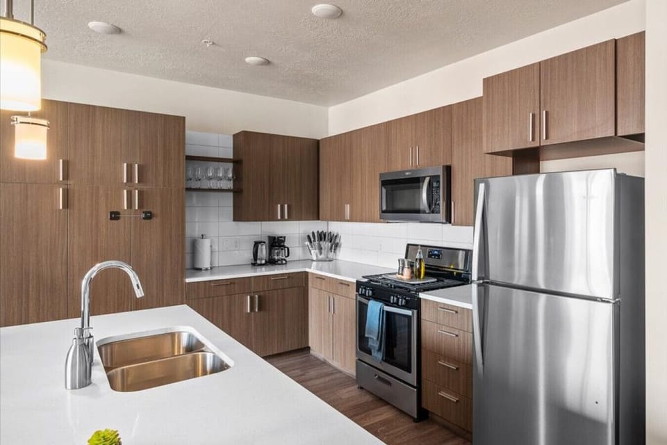 Fully stocked kitchen with all that you need. Pots, pans, bakeware, salt +pepper, and olive oil!!