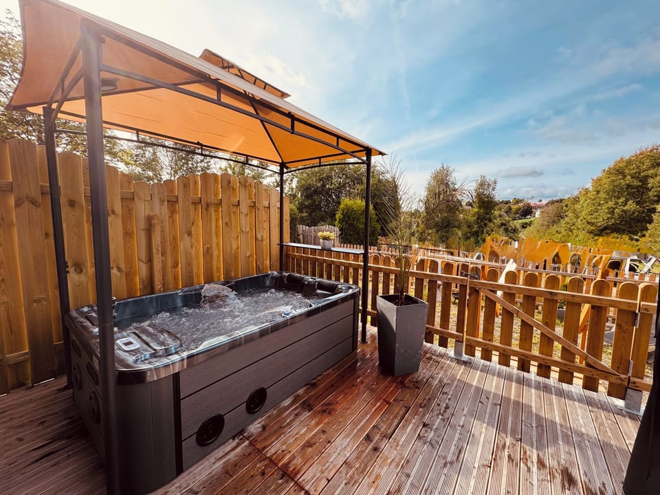 Outdoor spa tub