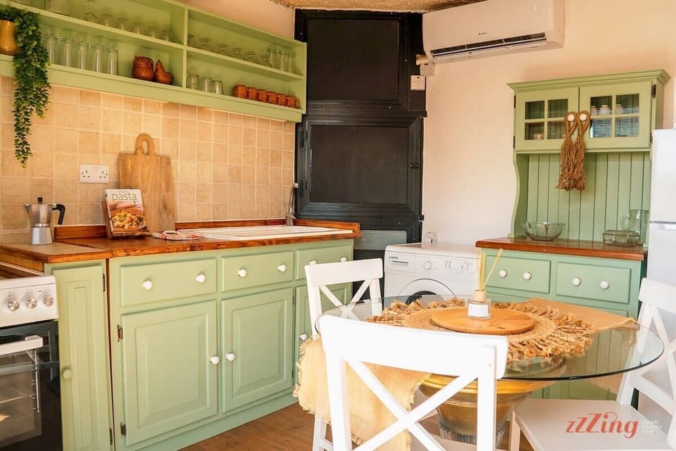 Kitchenette and Dining Table