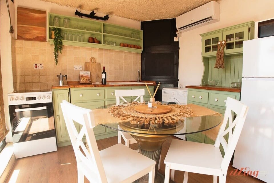 Kitchenette and Dining Table