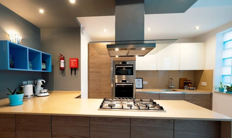 The fully equipped kitchen