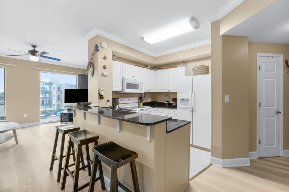 Kitchen with Breakfast Bar