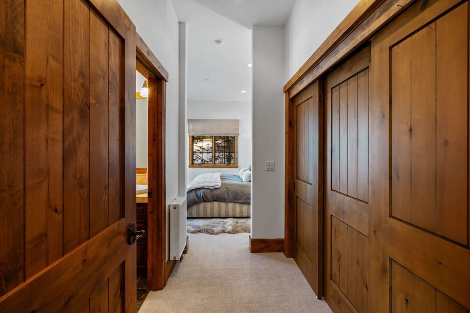 King bed off second living area
