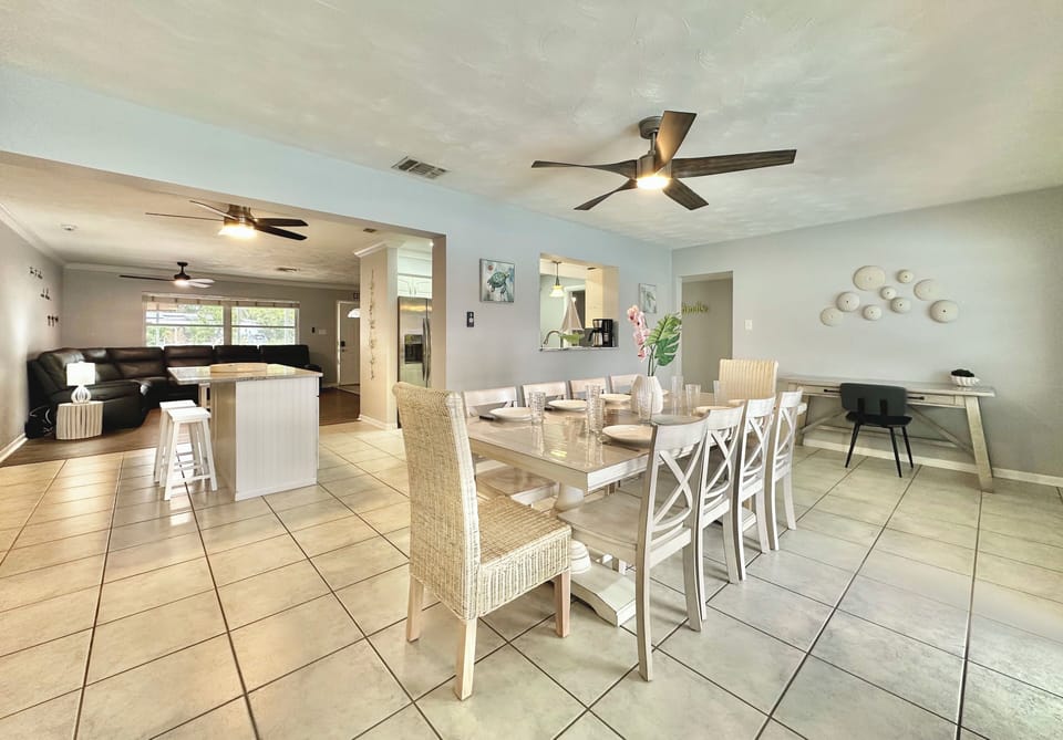 Dining room: Table for10 guests,a desk and chair,direct access to pool and lanai