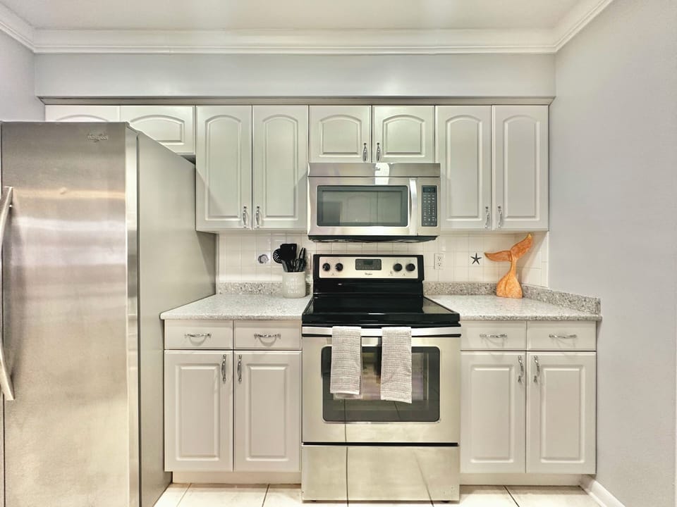 Equipped with refrigerator, oven/stove, dishwasher, microwave,and kitchen island