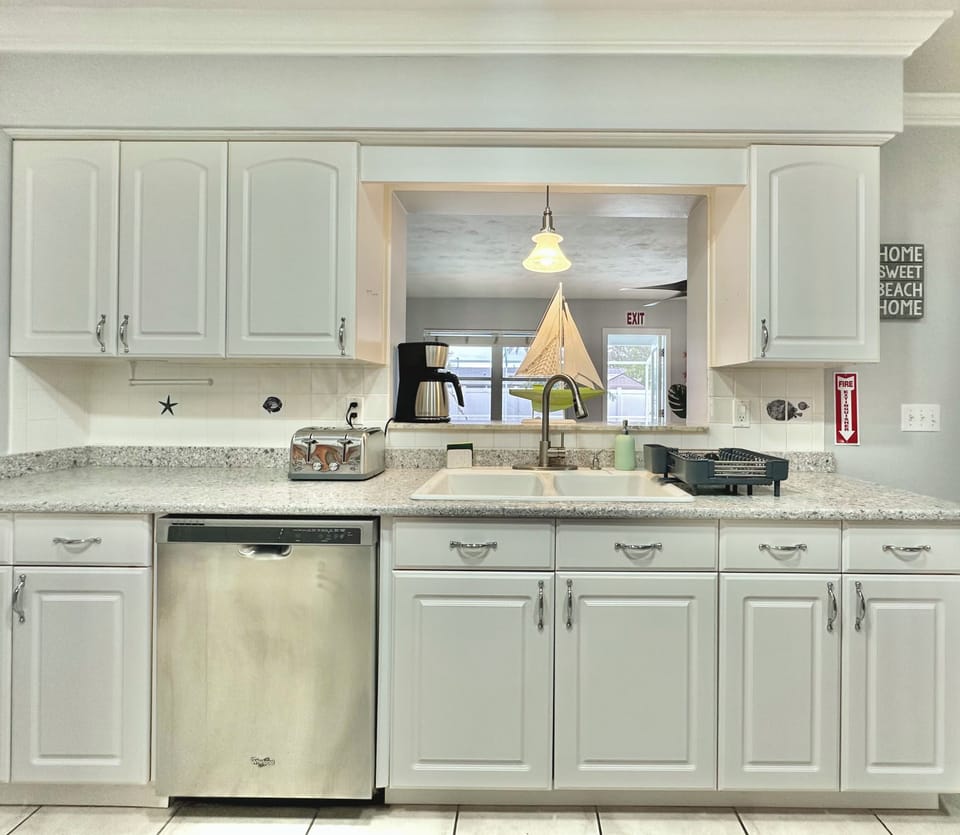 Equipped with refrigerator, oven/stove, dishwasher, microwave,and kitchen island