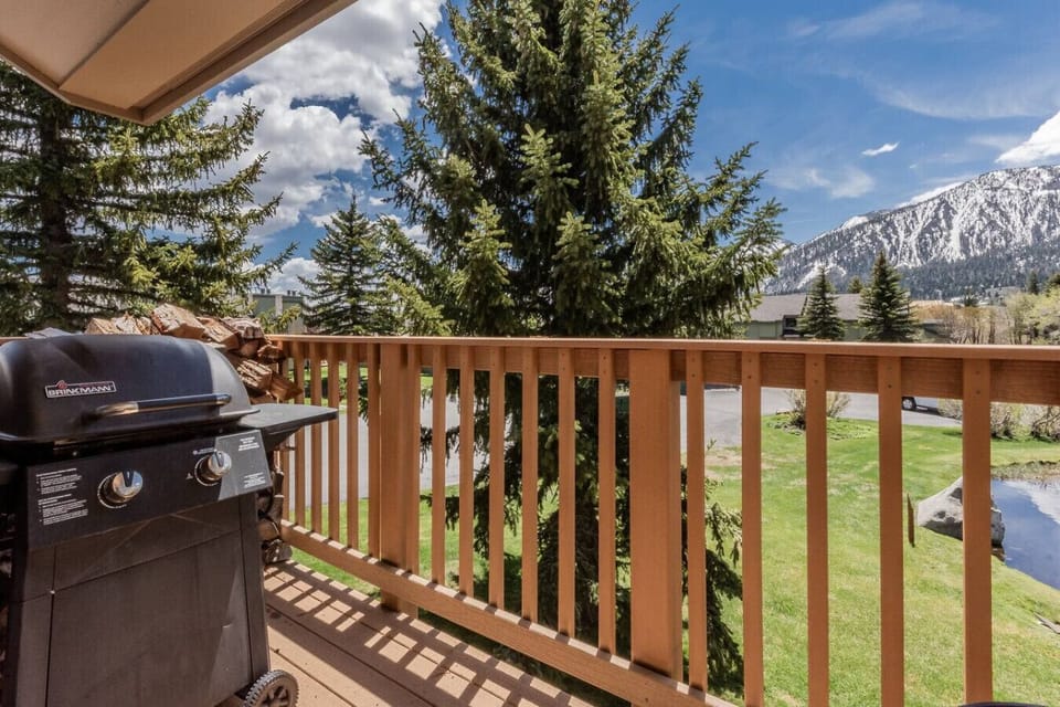 Private deck with BBQ grill and beautiful mountain views, ideal for morning coffee, fresh air, and relaxing evenings