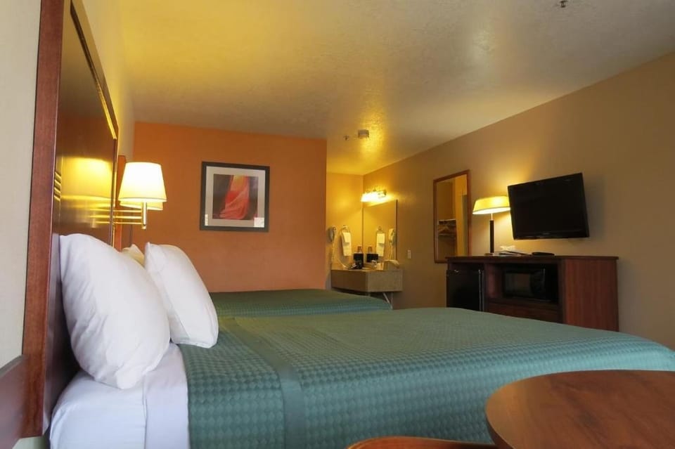 Unit with 2 Queen beds. Exact unit will be assigned upon arrival. Views, colors, and decor may vary.