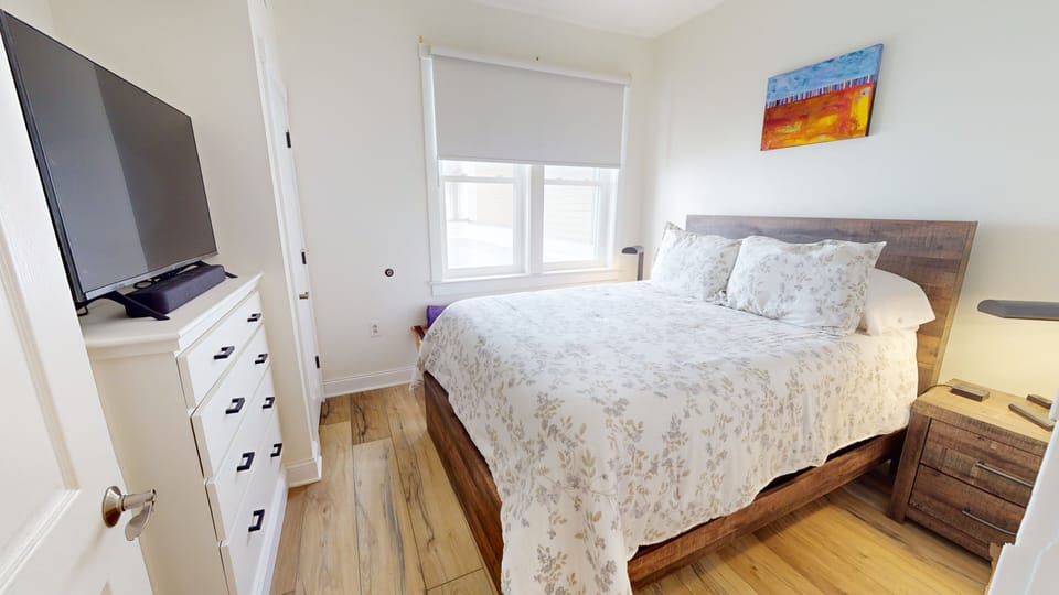 Indoors, Home Decor, Screen, Furniture, Bed