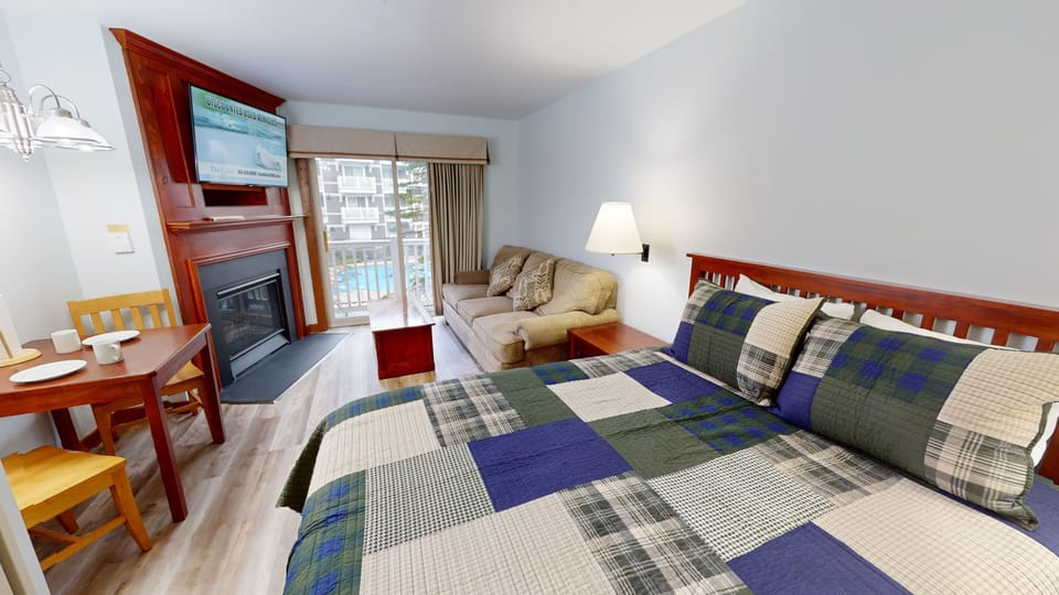 Indoors, Home Decor, Cushion, Screen, Bed