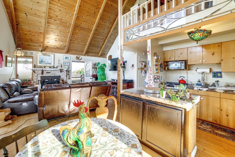 Dining Area | Dishware/Flatware Provided | 1st Floor