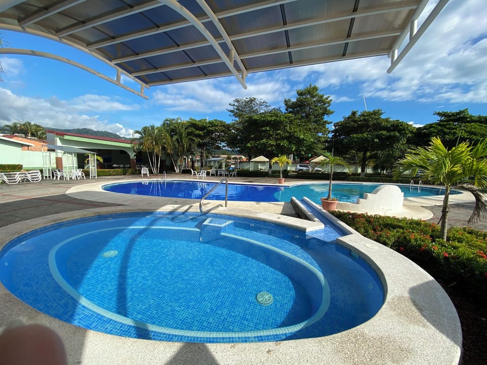 Pool Tropical